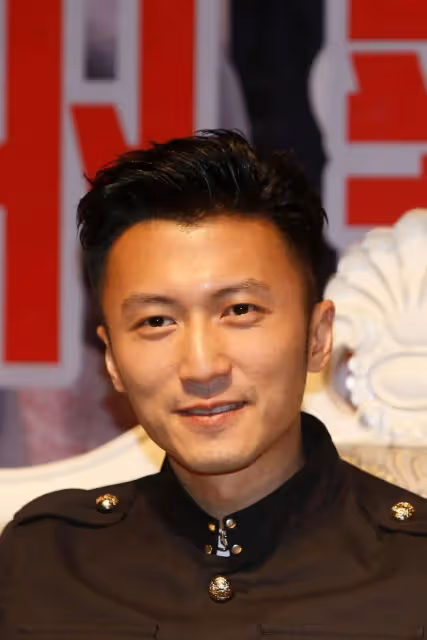 43歲謝霆鋒現身上海出席活動,生圖顯年輕,造型保守但鞋子搶鏡