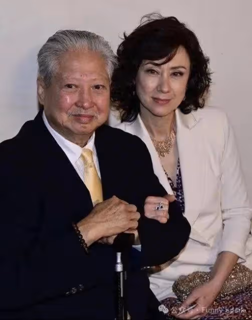 75歲洪金寶與妻子罕見出鏡,穿黑白情侶裝,小16歲妻子骨瘦嶙峋!