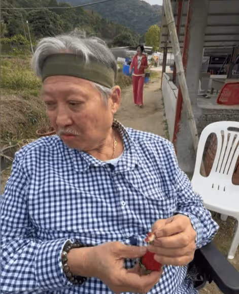 75歲洪金寶與妻子罕見出鏡,穿黑白情侶裝,小16歲妻子骨瘦嶙峋!