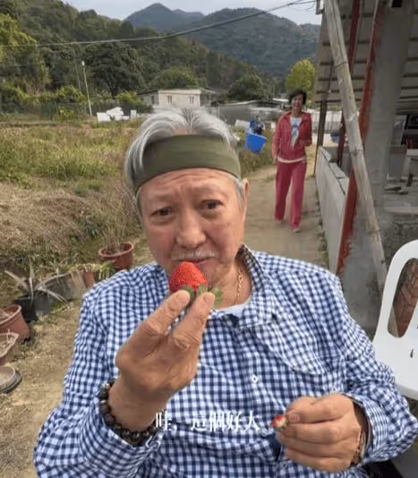 75歲洪金寶與妻子罕見出鏡,穿黑白情侶裝,小16歲妻子骨瘦嶙峋!