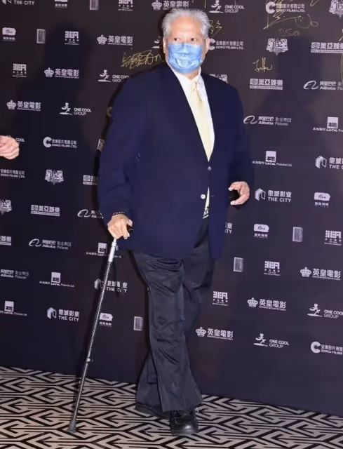 75歲洪金寶與妻子罕見出鏡,穿黑白情侶裝,小16歲妻子骨瘦嶙峋!