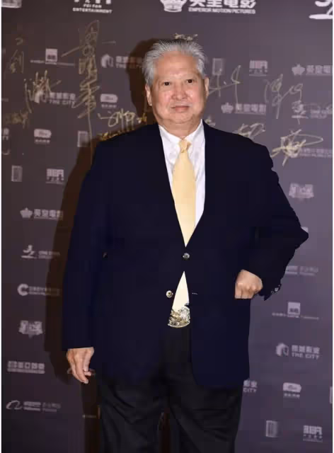 75歲洪金寶與妻子罕見出鏡，穿黑白情侶裝，小16歲妻子骨瘦嶙峋！
