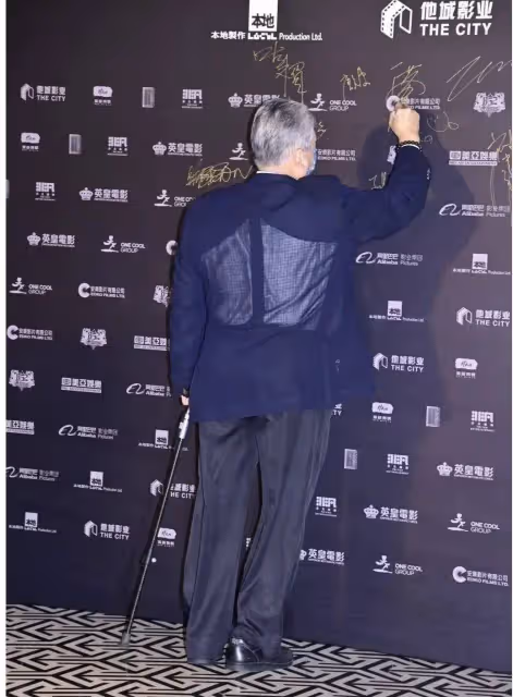 75歲洪金寶與妻子罕見出鏡，穿黑白情侶裝，小16歲妻子骨瘦嶙峋！