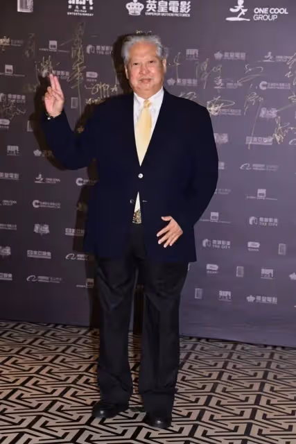 75歲洪金寶與妻子罕見出鏡，穿黑白情侶裝，小16歲妻子骨瘦嶙峋！