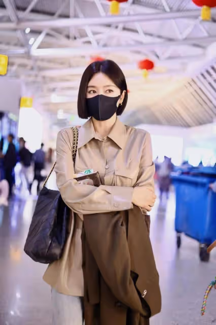 秦嵐又帶火了一種新穿法:襯衫+闊腿褲+小白鞋,一身粉+白真洋氣