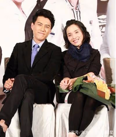 靳東的老婆，於和偉的老婆，張嘉譯的老婆，差距一目了然！