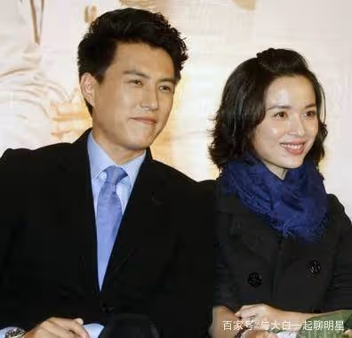 靳東的老婆，於和偉的老婆，張嘉譯的老婆，差距一目了然！