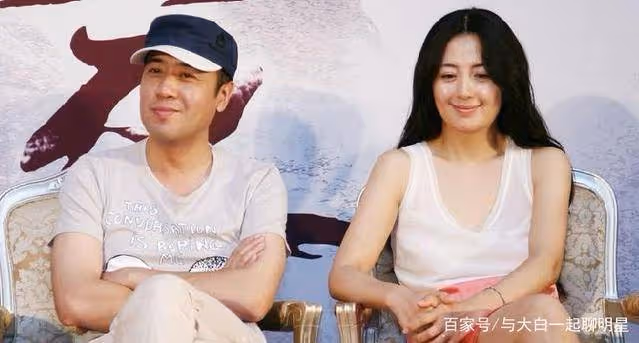 靳東的老婆，於和偉的老婆，張嘉譯的老婆，差距一目了然！