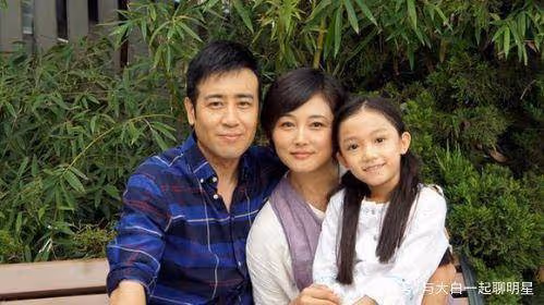 靳東的老婆，於和偉的老婆，張嘉譯的老婆，差距一目了然！