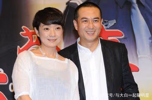 靳東的老婆，於和偉的老婆，張嘉譯的老婆，差距一目了然！