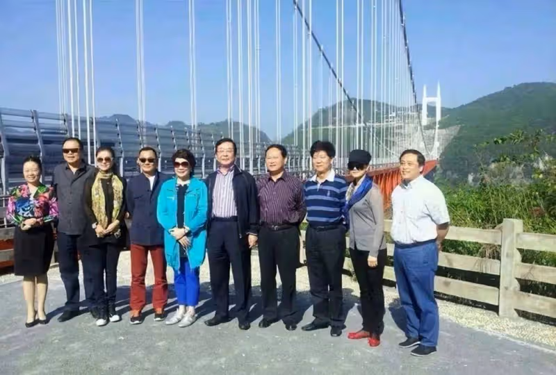 宋祖英罕攜製片人老公出遊！她開衫配絲巾美如貴婦，老公條紋衫西褲儒雅帥氣