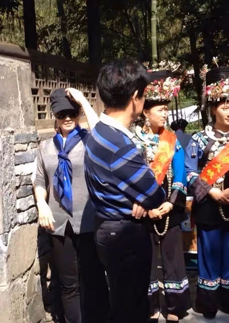 宋祖英罕攜製片人老公出遊！她開衫配絲巾美如貴婦，老公條紋衫西褲儒雅帥氣