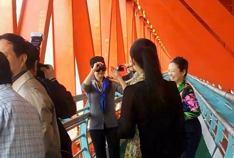 宋祖英罕攜製片人老公出遊！她開衫配絲巾美如貴婦，老公條紋衫西褲儒雅帥氣