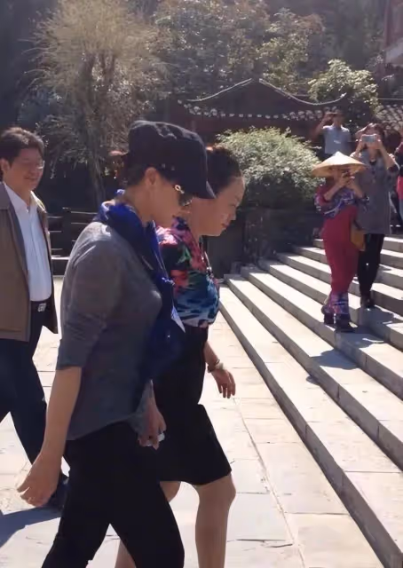 宋祖英罕攜製片人老公出遊！她開衫配絲巾美如貴婦，老公條紋衫西褲儒雅帥氣