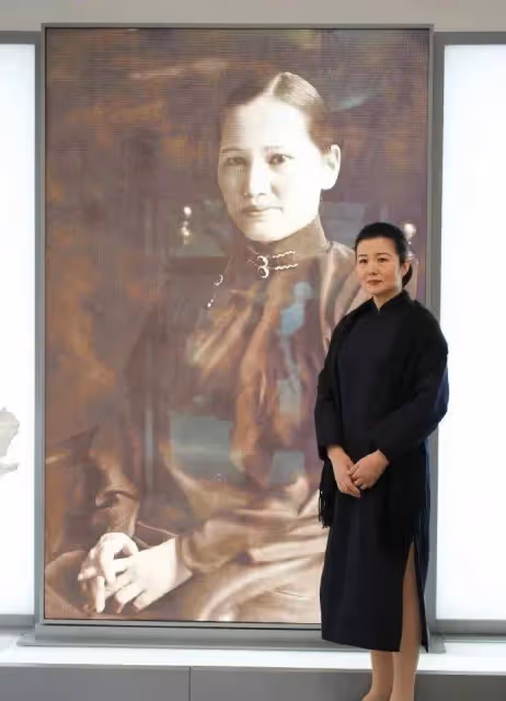 杜淳56歲明星後媽，居然是我們熟悉的她！穿旗袍配盤發風華絕代，顯老卻有韻味