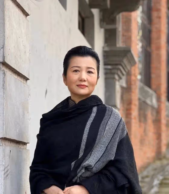 杜淳56歲明星後媽，居然是我們熟悉的她！穿旗袍配盤發風華絕代，顯老卻有韻味