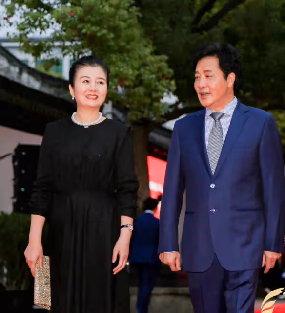 杜淳56歲明星後媽，居然是我們熟悉的她！穿旗袍配盤發風華絕代，顯老卻有韻味