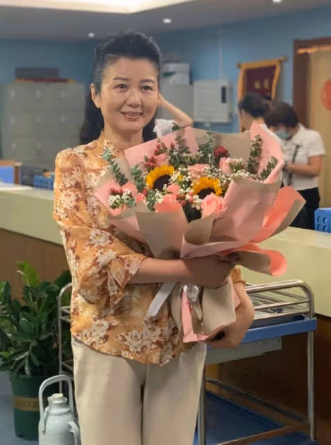 杜淳56歲明星後媽，居然是我們熟悉的她！穿旗袍配盤發風華絕代，顯老卻有韻味