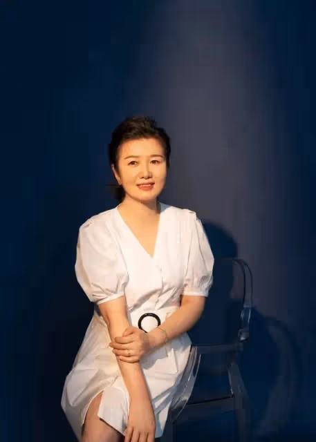 杜淳56歲明星後媽，居然是我們熟悉的她！穿旗袍配盤發風華絕代，顯老卻有韻味