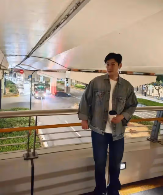 陸毅罕曬生活照，47歲鮑蕾素顏一臉滄桑與大媽無異，48歲陸毅打扮潮流似小伙