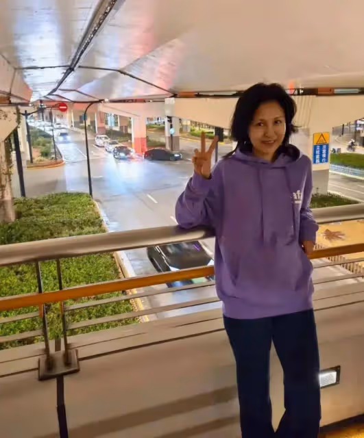 陸毅罕曬生活照，47歲鮑蕾素顏一臉滄桑與大媽無異，48歲陸毅打扮潮流似小伙