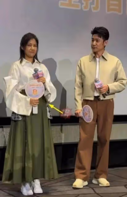 陸毅罕曬生活照，47歲鮑蕾素顏一臉滄桑與大媽無異，48歲陸毅打扮潮流似小伙