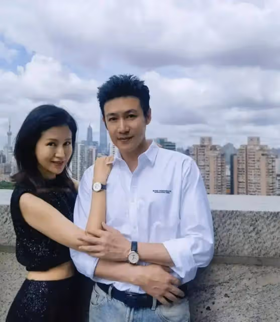 陸毅罕曬生活照，47歲鮑蕾素顏一臉滄桑與大媽無異，48歲陸毅打扮潮流似小伙