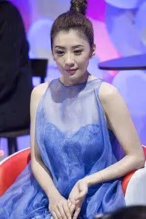 49歲賈靜雯太大膽，穿一襲藍色超短裙，坐下時要拿一瓶水來防走光