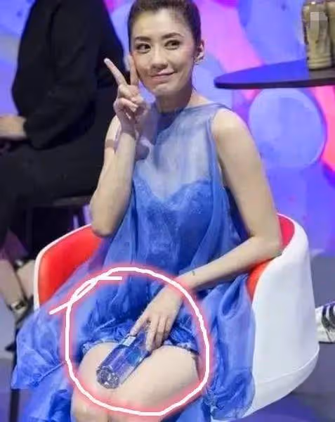 49歲賈靜雯太大膽，穿一襲藍色超短裙，坐下時要拿一瓶水來防走光
