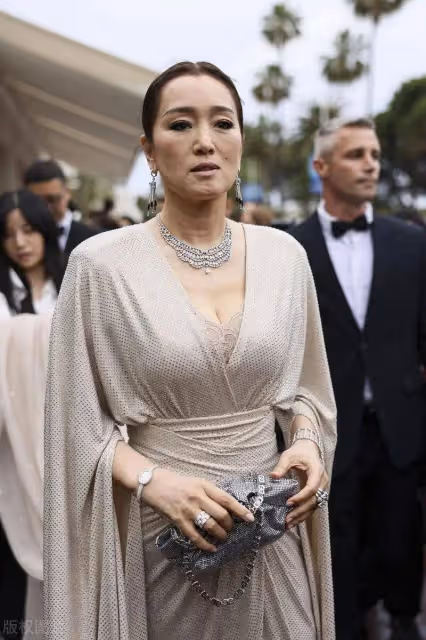 鞏俐終究是老了,穿拖尾禮服亮相坎城,頸紋明顯、臉頰凹陷太真實