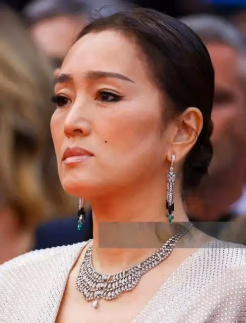 鞏俐終究是老了,穿拖尾禮服亮相坎城,頸紋明顯、臉頰凹陷太真實
