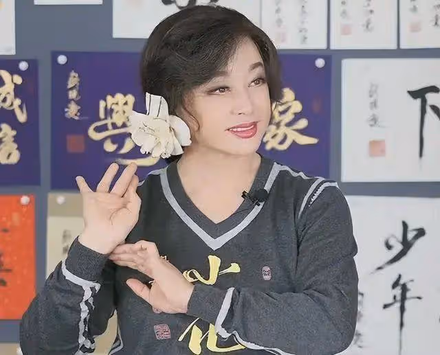 73歲劉曉慶穿超短裙打球,彩虹衣太晃眼,直接迷暈鎮住對手!