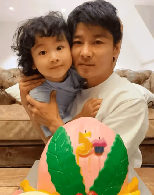 蔡少芬老公50大壽,3個孩子出鏡像爹又像媽,張晉長了好多白頭髮