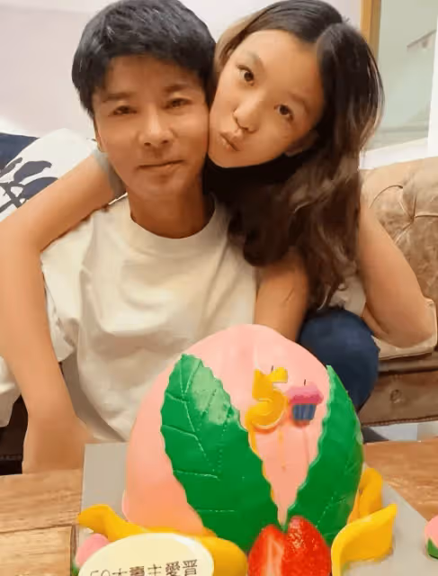 蔡少芬老公50大壽,3個孩子出鏡像爹又像媽,張晉長了好多白頭髮