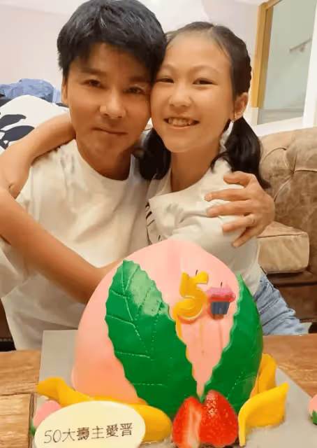 蔡少芬老公50大壽,3個孩子出鏡像爹又像媽,張晉長了好多白頭髮