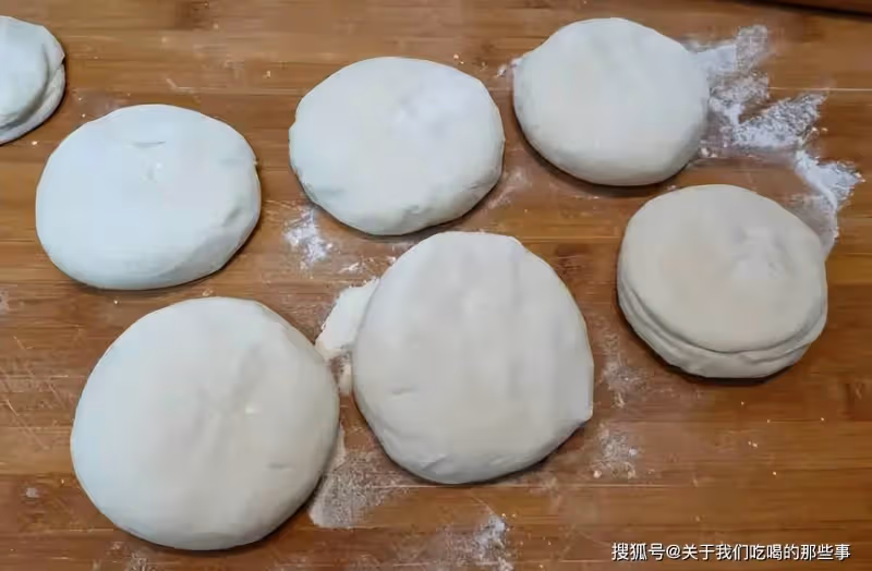 烙餅時,切記不要直接上鍋烙!牢記4點,餅鬆軟多層,涼了也不硬