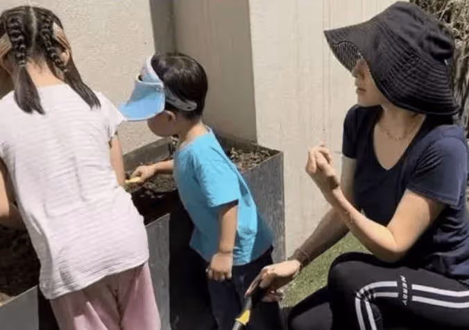汪峰將新伴侶正式介紹給家人,網友同情章子怡,管好兒女遠離前夫!