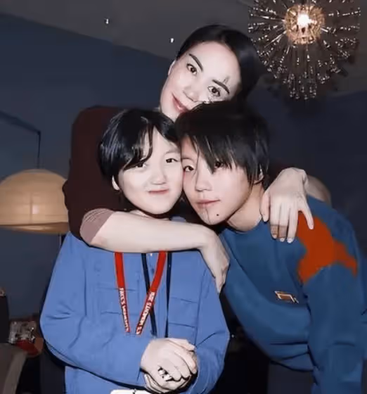 王菲為女兒建立基金會,了解前夫李亞鵬無力償巨債,讓女兒以後衣食無憂。