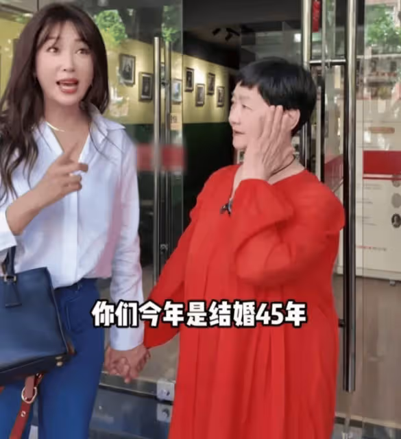 杜若溪帶公公婆婆拍情侶照,二老樂開了花,婆媳倆同框似親母女