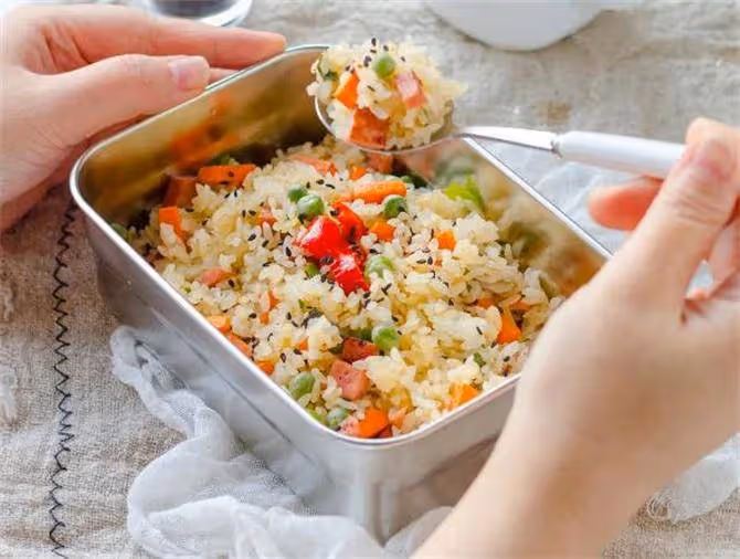 自熱米飯的使用教程,宅男學生懶人必備自熱米飯