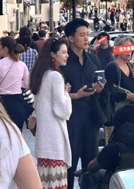 鍾楚曦侯雯元坎城街頭閒逛,一路說笑相擁超甜蜜,俊男靚女好般配