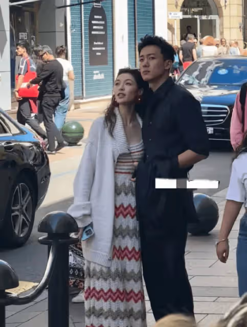 鍾楚曦侯雯元坎城街頭閒逛,一路說笑相擁超甜蜜,俊男靚女好般配