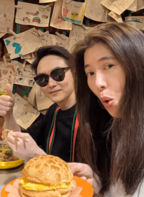 袁詠儀夫婦到商場吃面,張智霖曬照獲差評,靚靚在他面前又老又腫