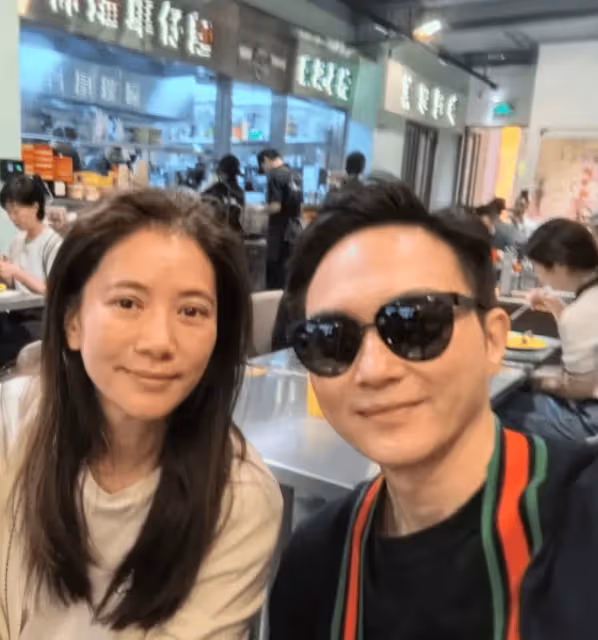 袁詠儀夫婦到商場吃面,張智霖曬照獲差評,靚靚在他面前又老又腫