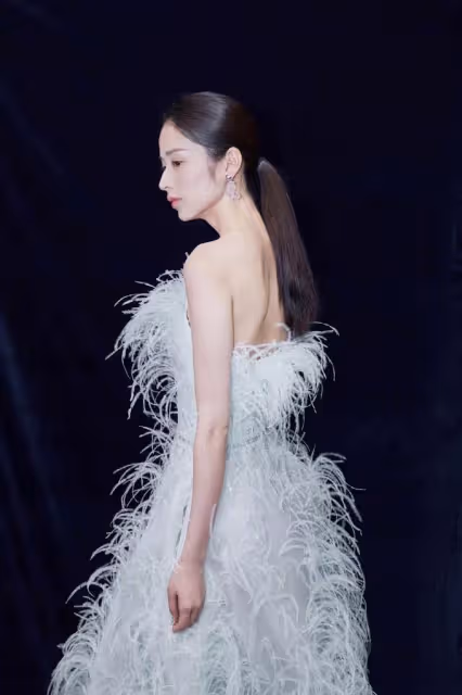 穎兒"骨感身材"真嚇人,穿露背裙骨頭清晰可見,還好有顏值撐著