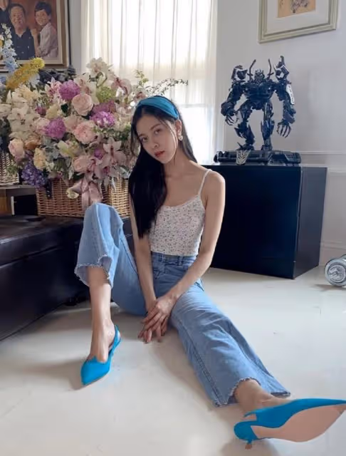 宋妍霏28歲這麼敢穿，緊身抹胸裙勒出凹凸感，結果露大象腿真尷尬