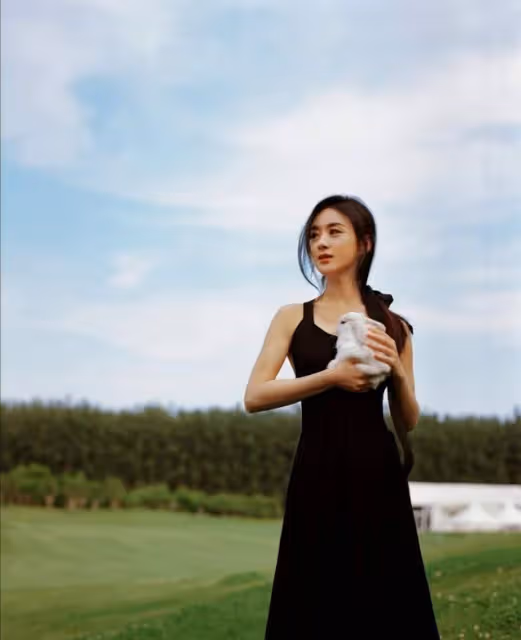 有種性感叫趙麗穎少女背,穿小黑裙真放得開,身材誘人不像生過娃