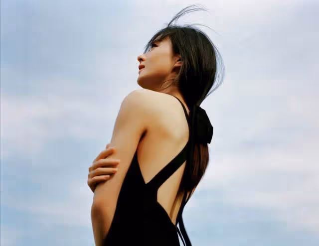 有種性感叫趙麗穎少女背,穿小黑裙真放得開,身材誘人不像生過娃