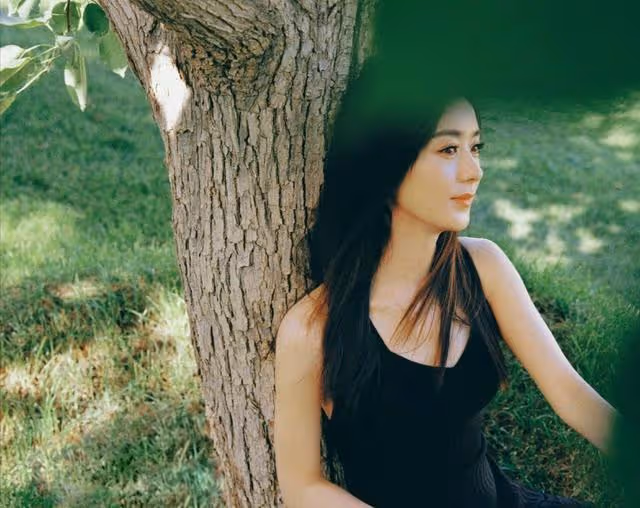 有種性感叫趙麗穎少女背,穿小黑裙真放得開,身材誘人不像生過娃