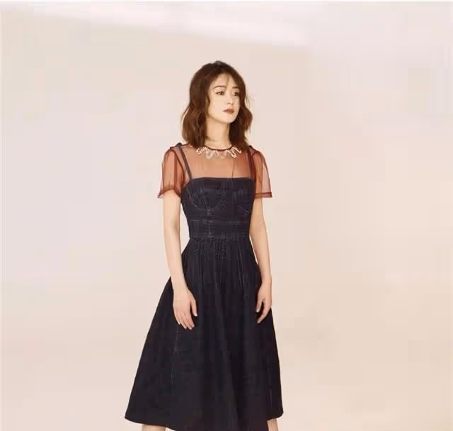 有種性感叫趙麗穎少女背，穿小黑裙真放得開，身材誘人不像生過娃